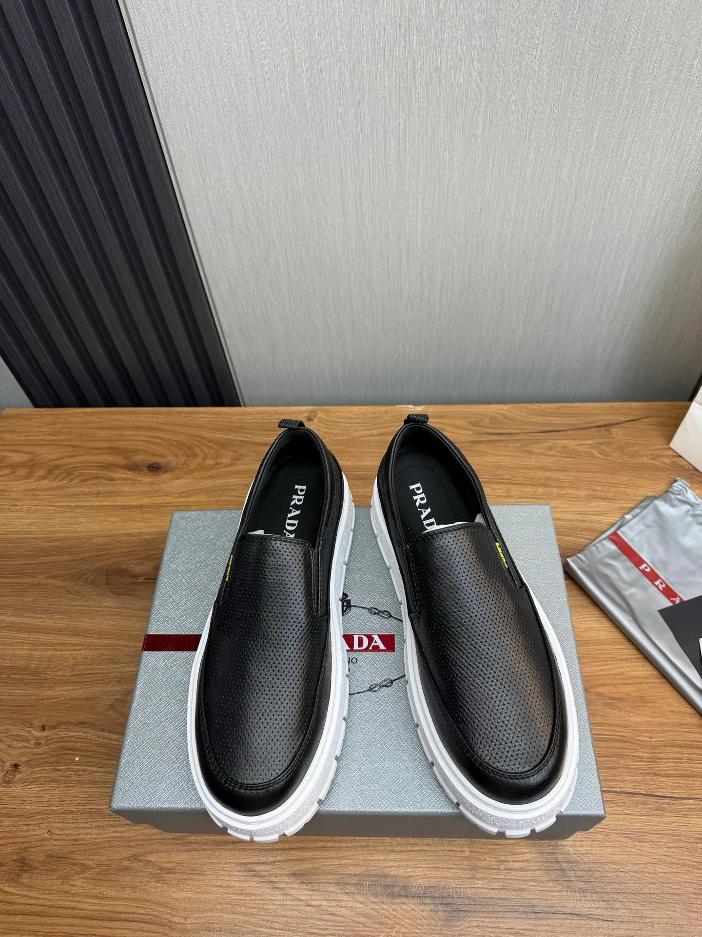 Men's shoes 💰580💰 [PRADA] Men's shoes are popular in the counter, official website is synchronized, 1 high-quality shipment ✔️Imported cowhide punching + cowhide lining, 1🆚1 replica, original sole, 38-45 (45 customized, non-refundable)